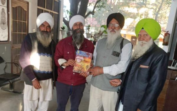 ਗੁਰਦਾਸਪੁਰ ਦੇ ਹਰਚੋਵਾਲ 'ਚ ਸਿੱਖ ਲਿਟਰੇਚਰ ਦੀ ਵੰਡ